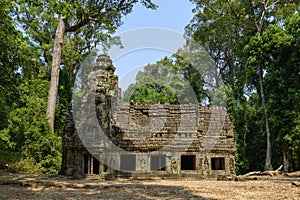 Un bÃÂ¢timent longeant le chemin d`accÃÂ¨s du chemin d`accÃÂ¨s ÃÂ  l`Est du temple Preah Khan dans le domaine des temples de Angkor photo